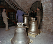 102948 Afbeelding van het binnenbrengen van de nieuwe luidklokken op de luizolder van de Domtoren (Domplein) te ...